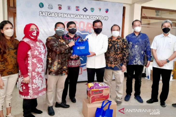 DPK Apindo Kota Bogor berikan bansos kepada warga terdampak covid-19.